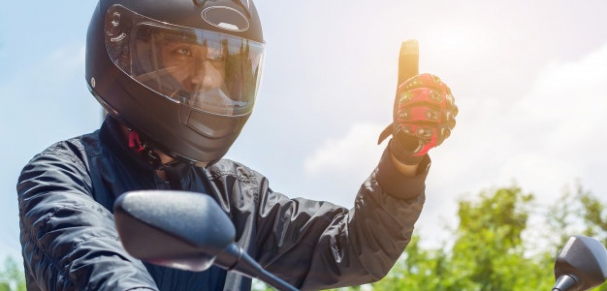 motociclista usando casco